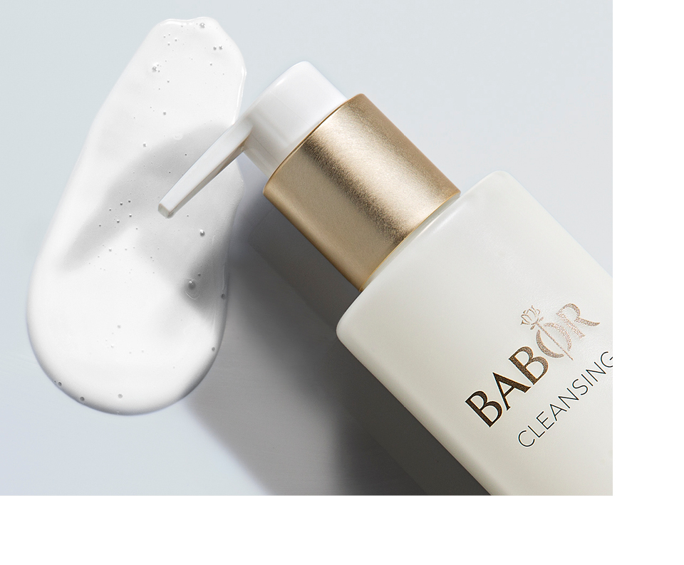 BABOR Reinigungsmilch Cleansing Milk läuft aus der Flasche BABOR Reinigungsmilch Cleansing Milk läuft aus der Flasche