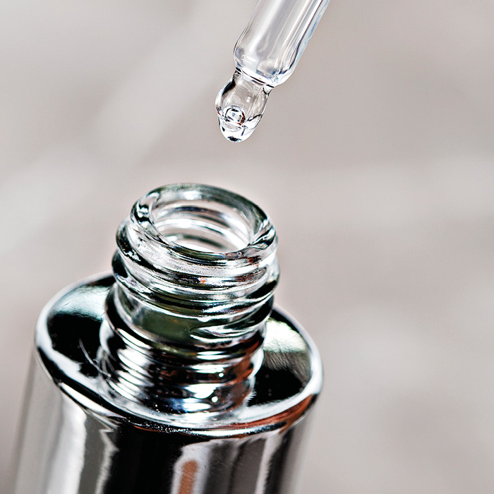 Offene Serum Flasche mit Pipette