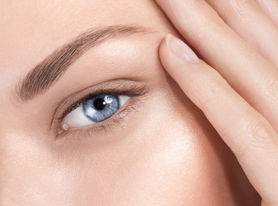 Ausschnitt Gesicht einer Frau mit Fokus auf einem Auge
