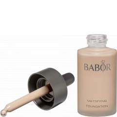 „Flüssiger Puder“ für einen lebendig-matten Teint. Mattifying Foundation 01 ivory