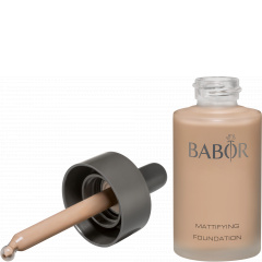 „Flüssiger Puder“ für einen lebendig-matten Teint. Mattifying Foundation 02 natural